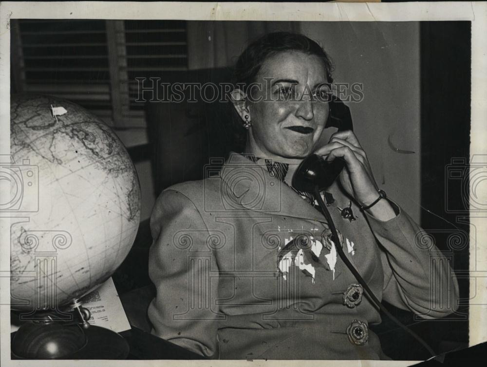 1946 Press Photo Barbara Watson, in her tugboat steamship office - RSL07139 - Historic Images