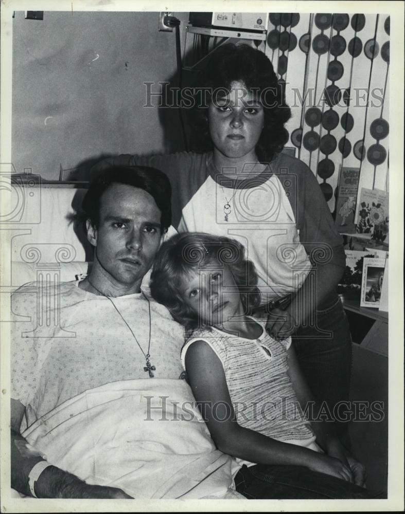 Press Photo Patient John Faraci With Cross & Daughters Michelle & Jessica - Historic Images