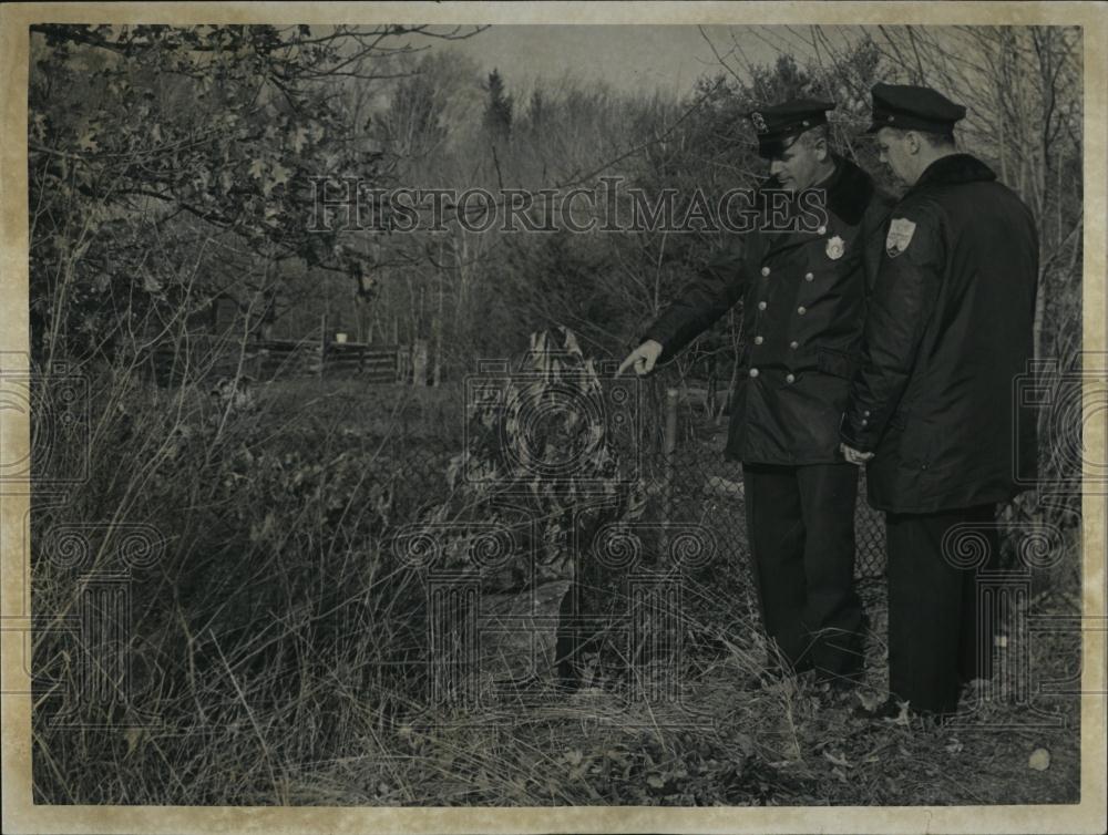 1967 Press Photo Wilfred Caron and Howard Ricker At Scene of Murder - RSL08011 - Historic Images