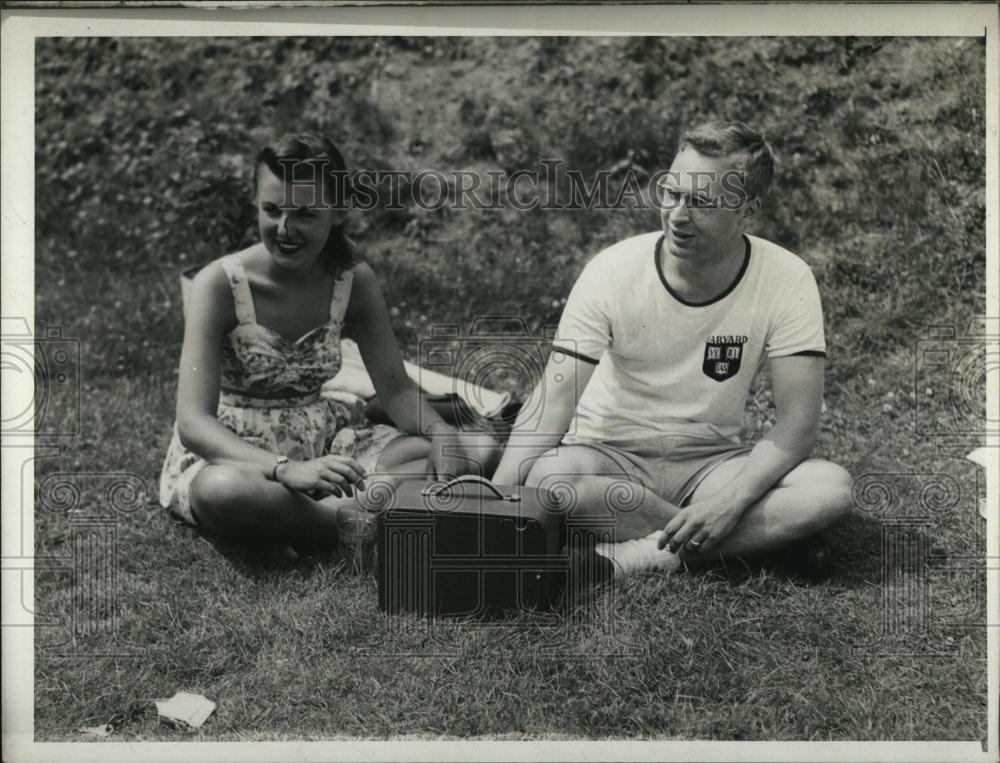 1943 Press Photo Cynthia Vose &amp; Frank S Waterura - RSL39123 - Historic Images