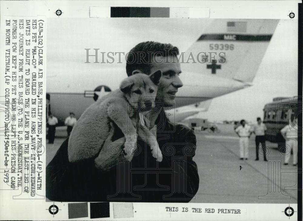 1973 Press Photo Navy Lt Cmdr Edward Davis &amp; his pet dog - RSL04561 - Historic Images