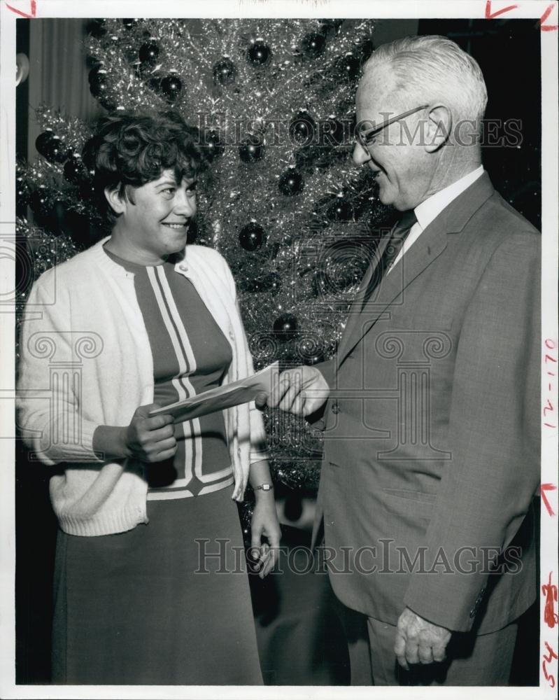 1966 Press Photo Mrs Thaddeus Studniarz Kriss Kross crossword puzzle winner - Historic Images