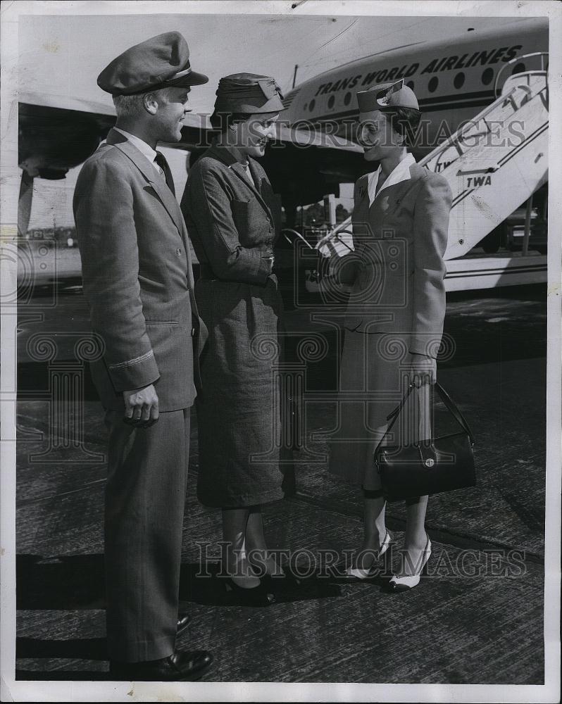 1957 Press Photo Mrs Alan Villiers wife of commander Logan international Air - Historic Images