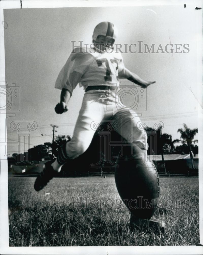 1978 Press Photo Clearwater&#39;s Jeff Davis Lakewood&#39;s Grim Football - RSL64493 - Historic Images