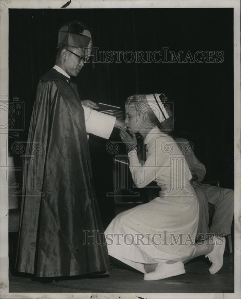 1958 Press Photo Ann Bernadette Robbins Kissing Ring Bishop of Calbayog Manuel - Historic Images