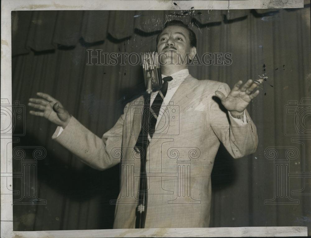 1952 Press Photo Emcee Don Dennis on the radio - RSL87847 - Historic Images