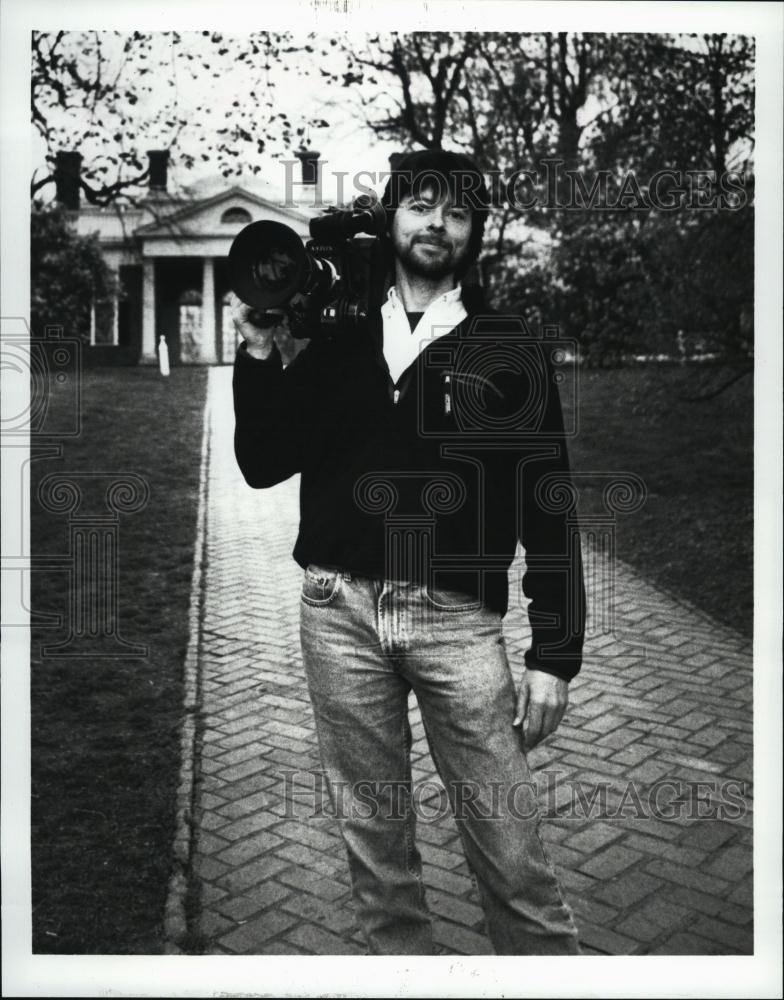 1997 Press Photo Filmmaker Ken Burns Standing In Front Of Monticello - RSL44289 - Historic Images