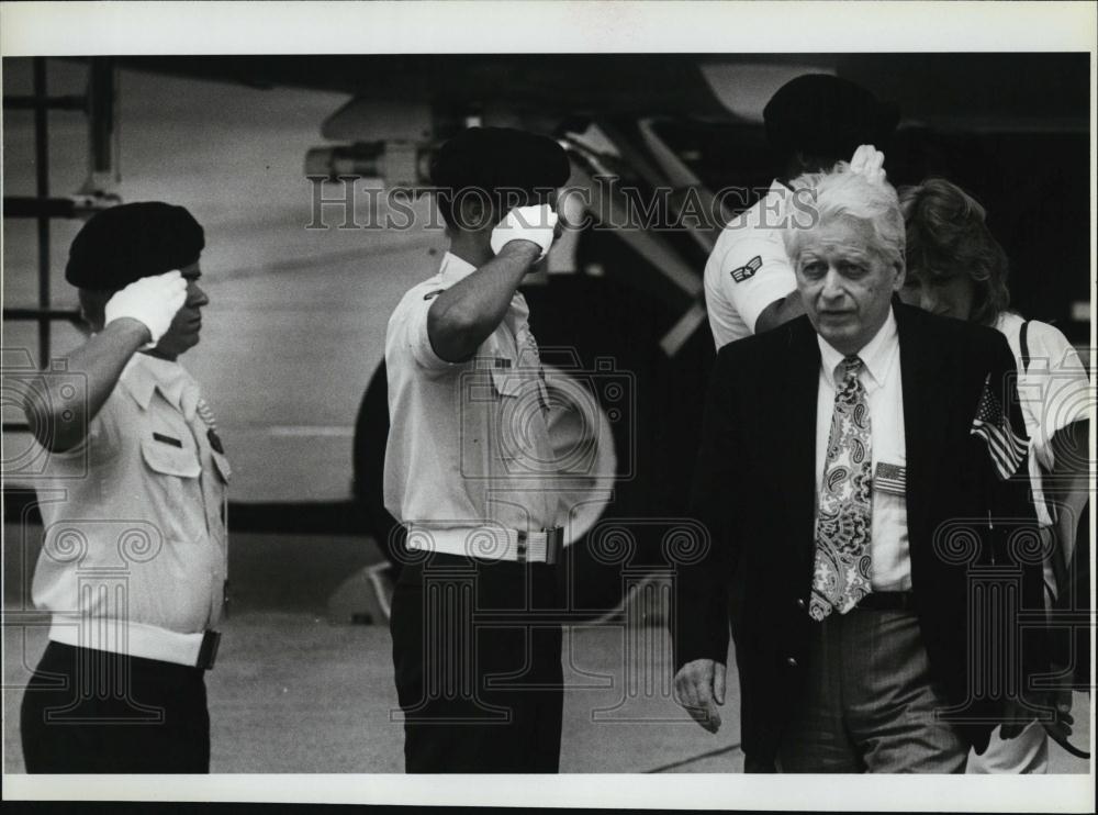 1991 Press Photo Former Lebanon Hostage Edward Tracy Arrives Hanscom AFB - Historic Images