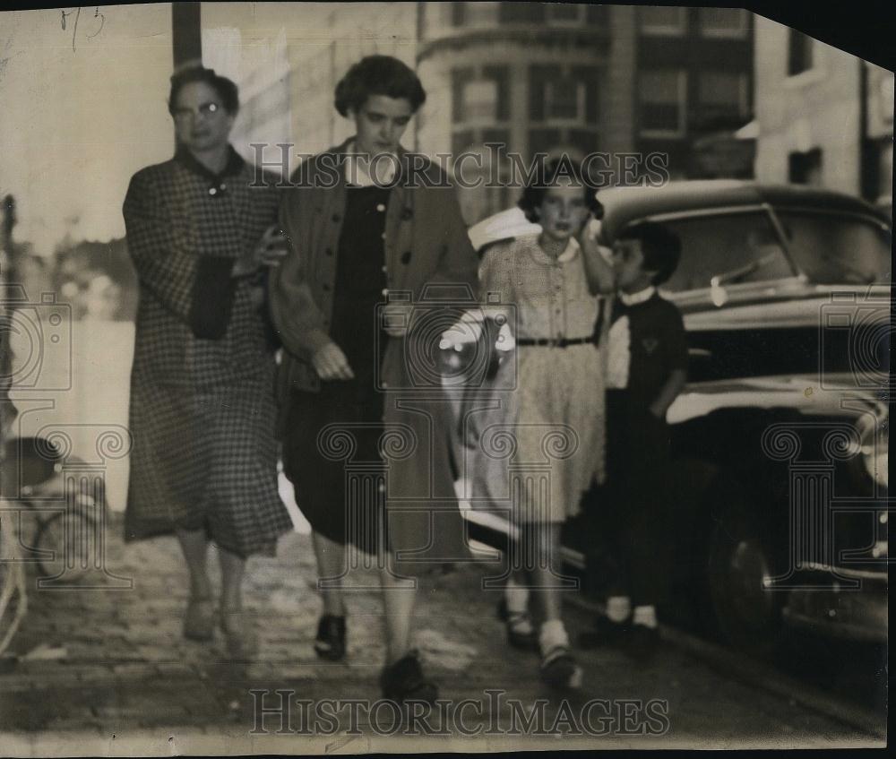 1955 Press Photo Mrs McGrath Mother of slain boy in waitress Uniform - RSL91057 - Historic Images