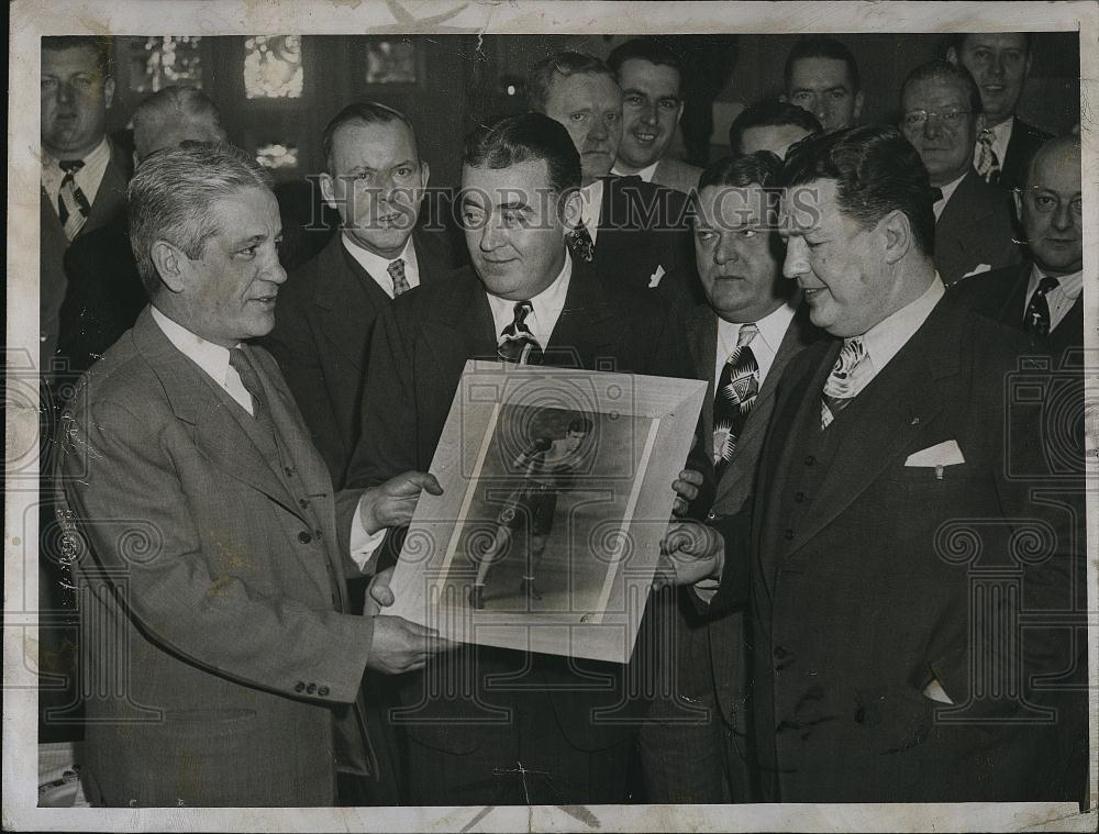 1947 Press Photo John PS Mahoney Jr presenter a picture of Andy Gallahan - Historic Images