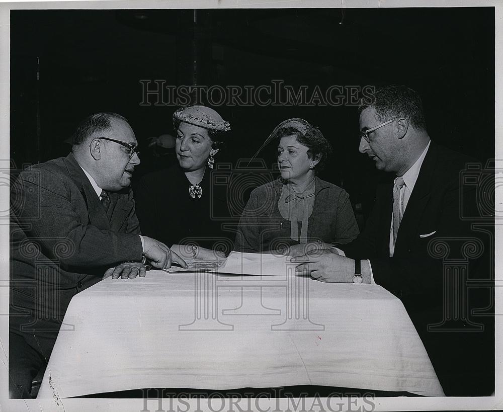 1954 Press Photo Robert Sterrnburg,Mrs Smith,Mrs Pearlstein,N Challant - Historic Images