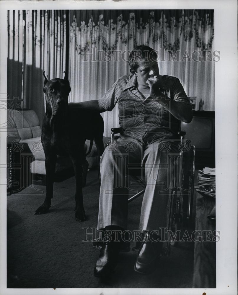 1975 Press Photo Joe Veioz, suffered from quadriplegia illness with his dog - Historic Images