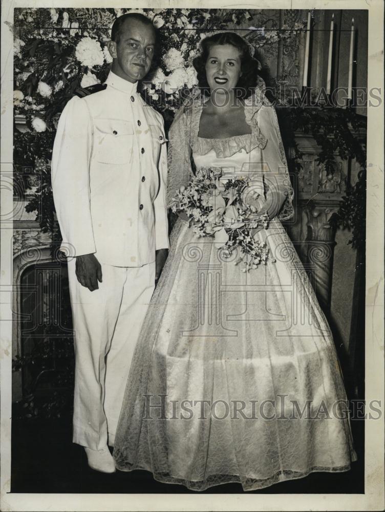 1943 Press Photo Barbara Thompson and lt Alexander Welch at their wedding - Historic Images