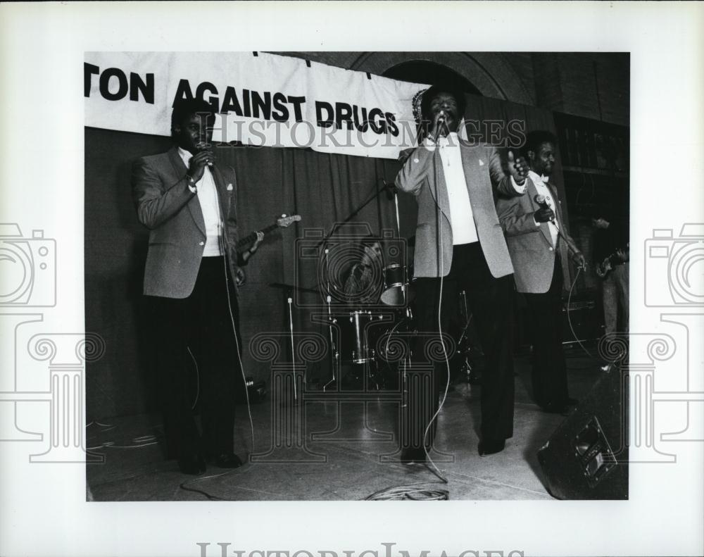 1991 Press Photo Herb Reed, vocalist of The Platters in performance at Boston - Historic Images