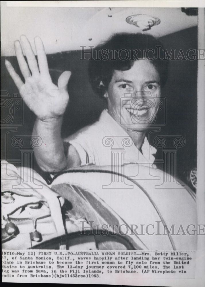 1963 Press Photo Betty Miller after landing her twin-engine plane in Brisbane - Historic Images