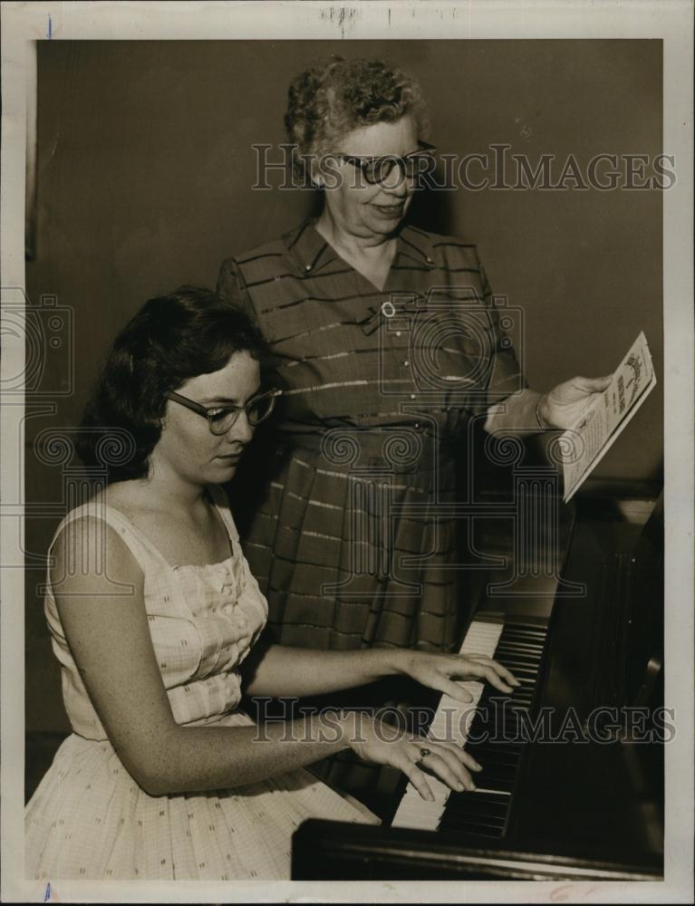 1958 Press Photo Rose Mary Jackson Taught Piano by Essie Robertson - RSL92543 - Historic Images