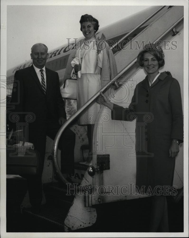 1967 Press Photo Navy Department Analyst James J Fannon &amp; Wife At Airport - Historic Images