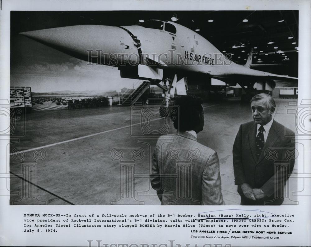 1974 Press Photo Bastian Buzz Hello Executive Vice President Of Rockwell Airport - Historic Images