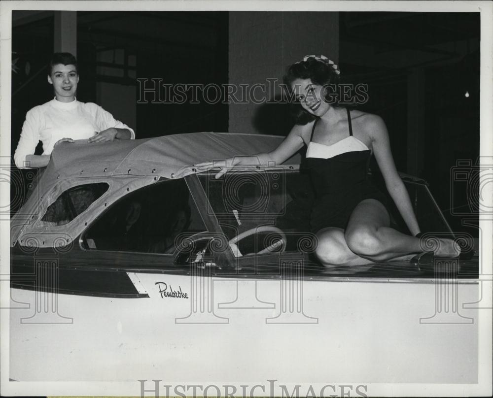 1957 Press Photo Penny Nee &amp; Lyle Moran Admire Penbroke Inboard During Boat Show - Historic Images