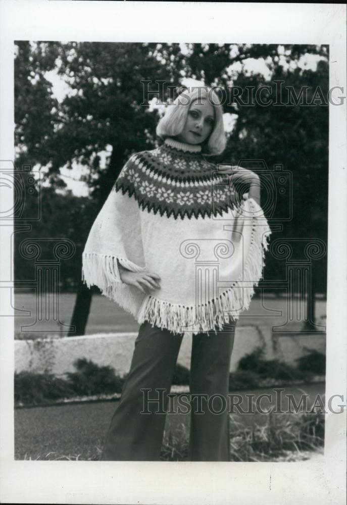 1978 Press Photo Fashion Model Modeling A Mexican Style Poncho With Snowflake - Historic Images