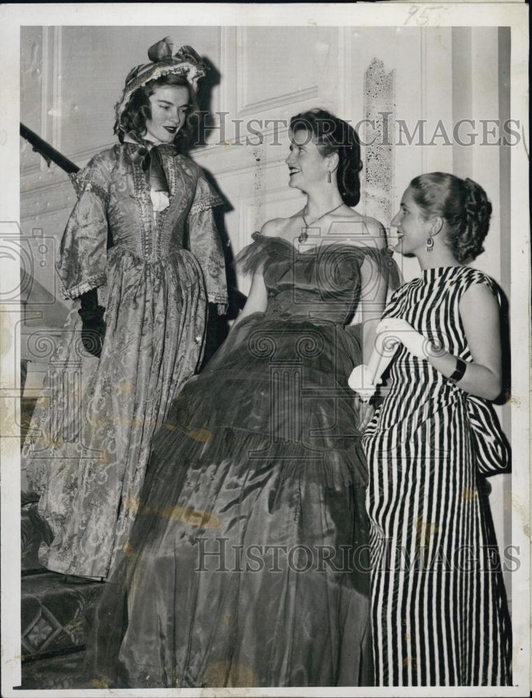 1949 Press Photo Different Fashion at the Florence Crittenton League Christmas B - Historic Images