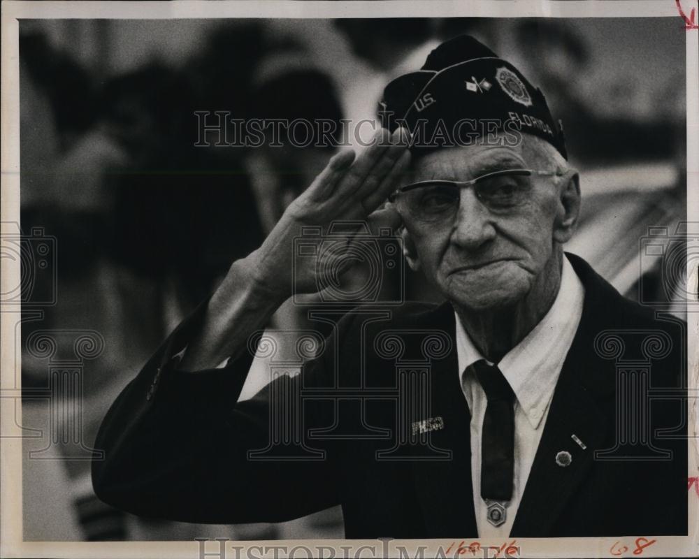 1975 Press Photo Col Gikeley salutes country - RSL96321 - Historic Images