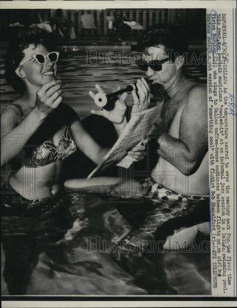 1959 Press Photo Vivian Burnham Dallas Singer &amp; Flutist Bob Shakelford in Pool - Historic Images