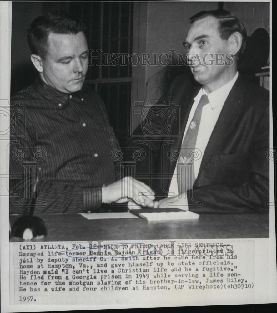 1957 Press Photo Bennie Hayden &amp; Sheriff Deputy CA Smith - RSL45737 - Historic Images