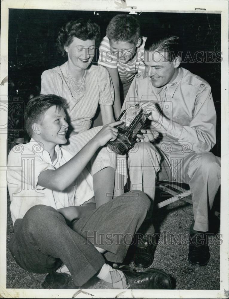 1942 Press Photo Maj Henry Cabot Lodge, wife, sons George, Henry II - RSL03865 - Historic Images