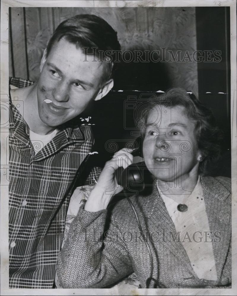 1958 Press Photo Elizabeth Beeuwkee &amp; Son On Phone Winner Of Science Top Prize - Historic Images