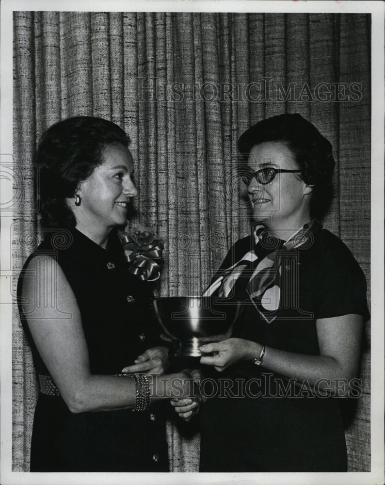 1970 Press Photo Miss Betty McCabe director consumer relations Woman Year - Historic Images