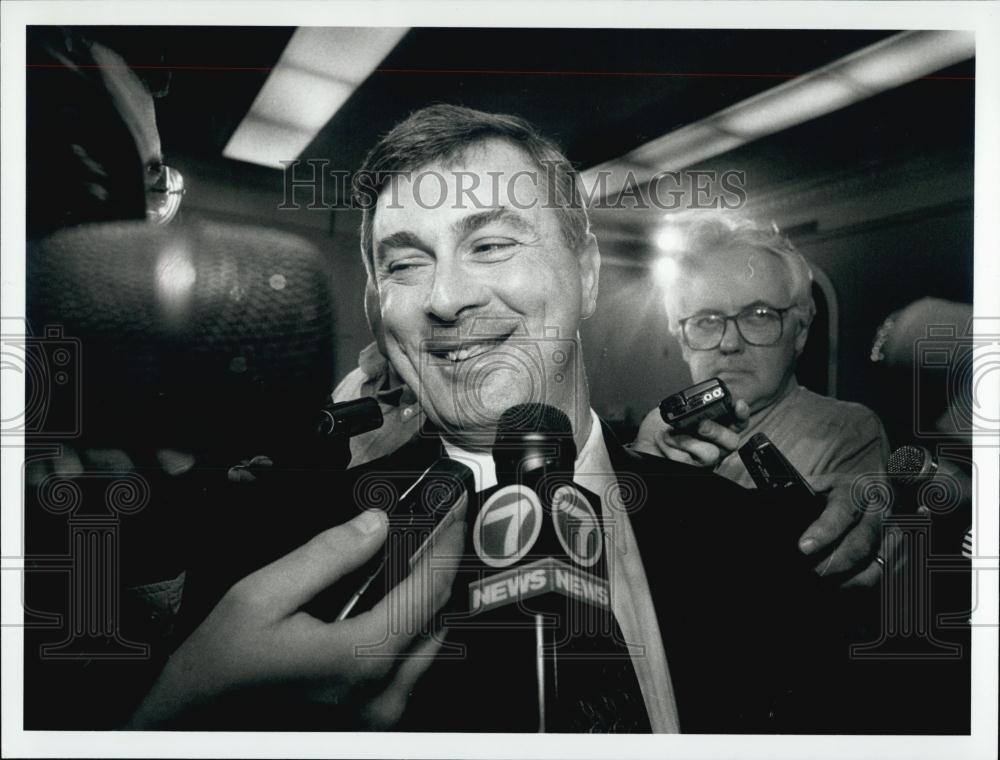 1997 Press Photo Lt Gov Celluci and media after press conference - RSL00353 - Historic Images