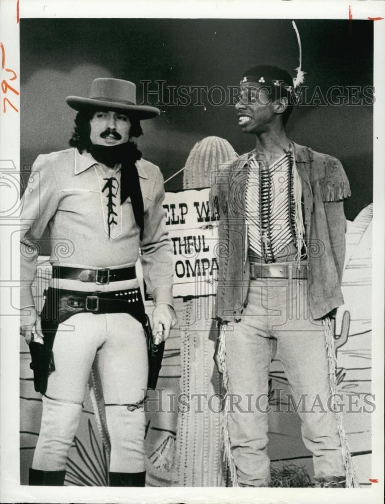 1975 Press Photo Singer Tony Orlando &amp; Jimmie Walker In &quot;Tony Orlando &amp; Dawn&quot; - Historic Images