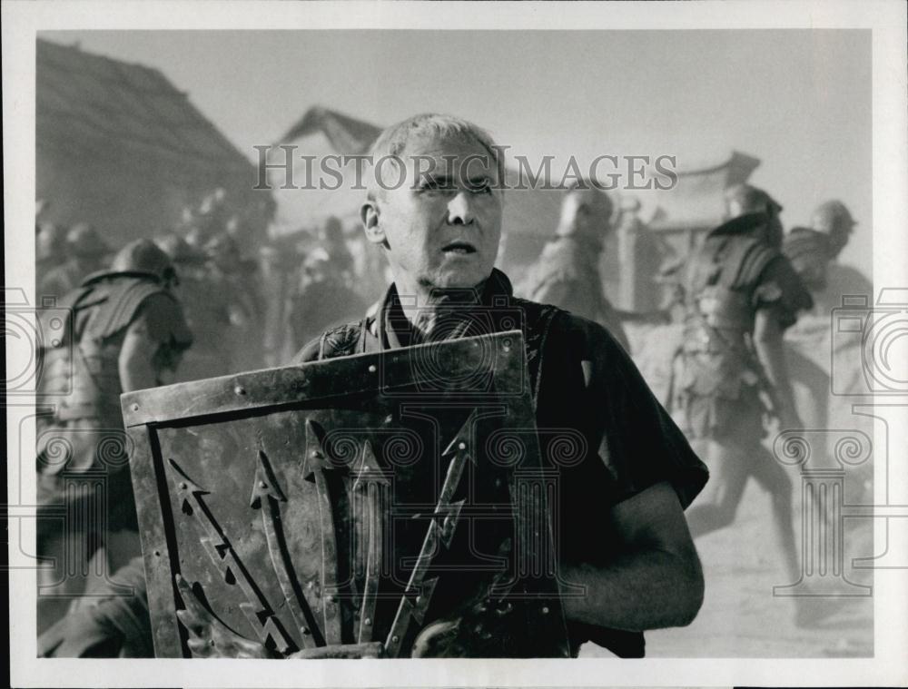 1981 Press Photo Actor Anthony Quayle in &quot;Masada-PartII&quot; - RSL68069 - Historic Images