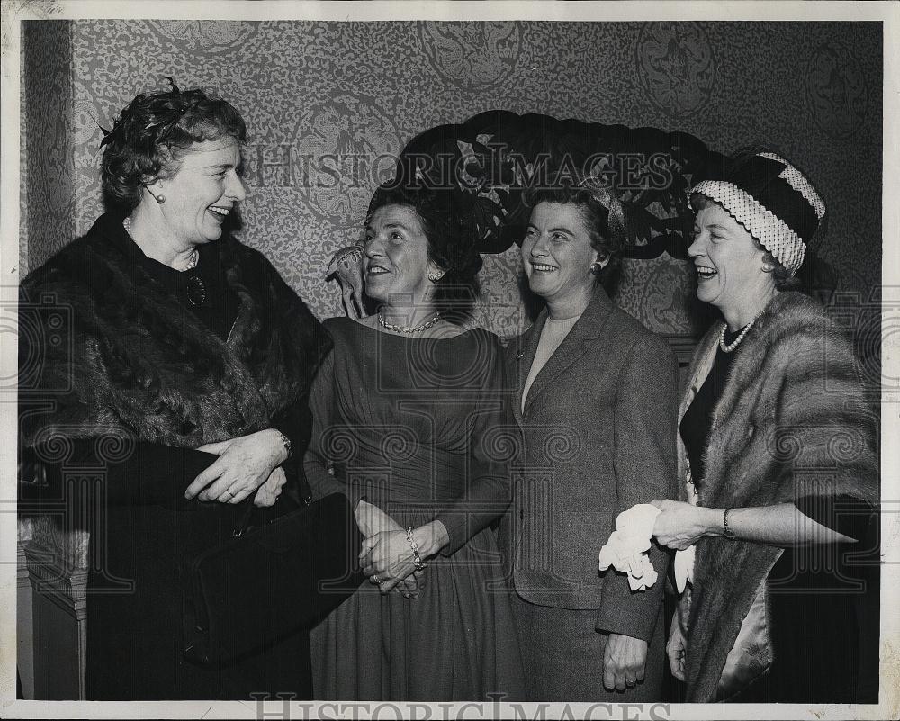 1962 Press Photo Mrs Robert Dawson at Conference on Alcoholism - RSL08395 - Historic Images