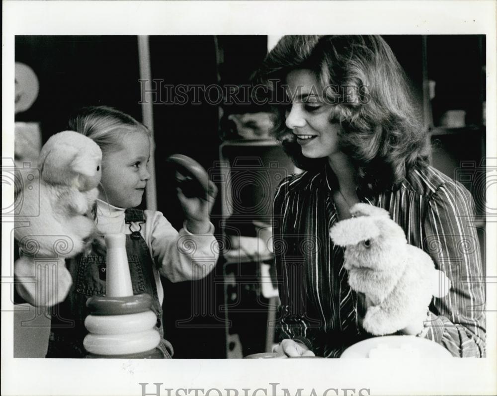 1984 Press Photo Dr Katherine Karlsrud of NY &amp; a child with Fisher Price toys - Historic Images