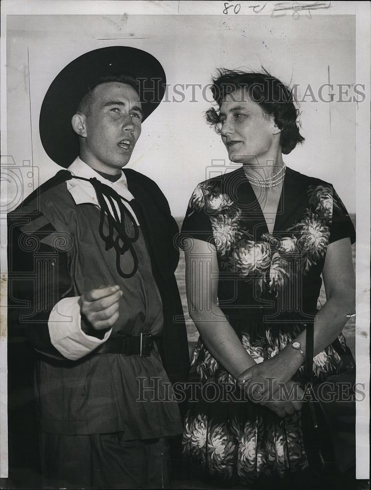 Press Photo Mrs Nancy Villiero wife of Cmdr Alan J Villiers - RSL78755 - Historic Images