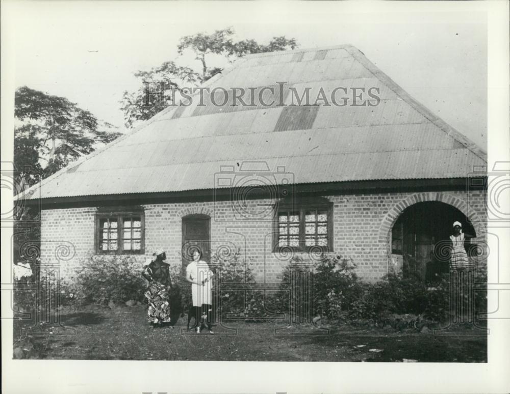 Press Photo White Woman and black african male standing outside of building with - Historic Images