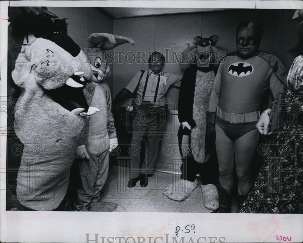 Press Photo Photographer Weaver Tripp with Cartoon Characters on Elevator - Historic Images