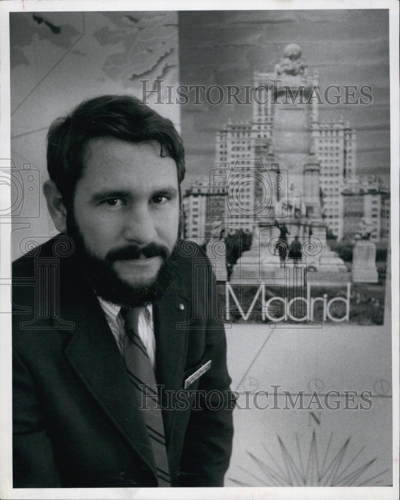 1971 Press Photo Man in front of Madrid Spain poster - RSL64177 - Historic Images