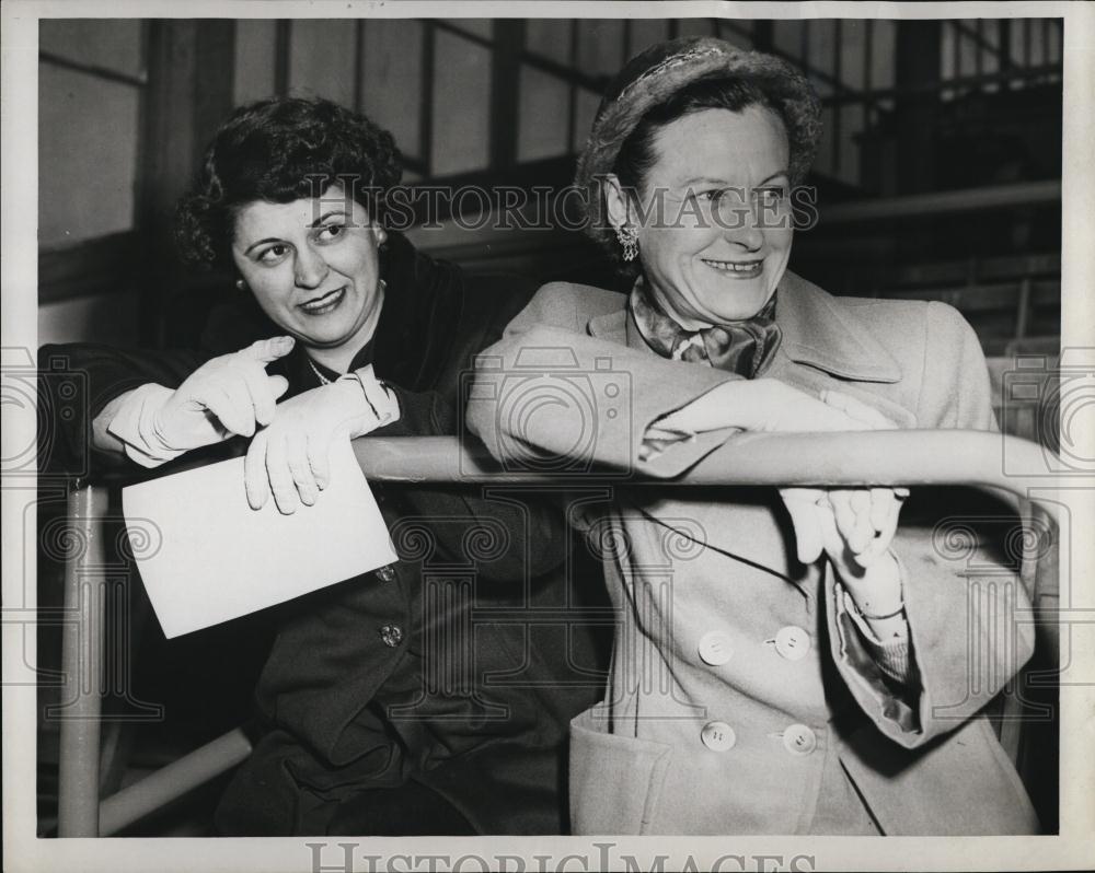 1953 Press Photo Mrs Linda MArtin &amp; Doris LeTourneay trainers at Raynham - Historic Images