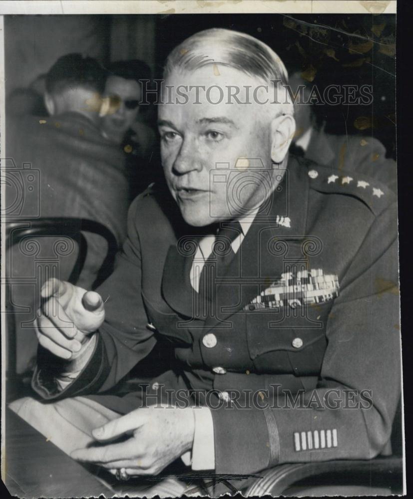 1961 Press Photo Military officer posing for photo - RSL01503 - Historic Images