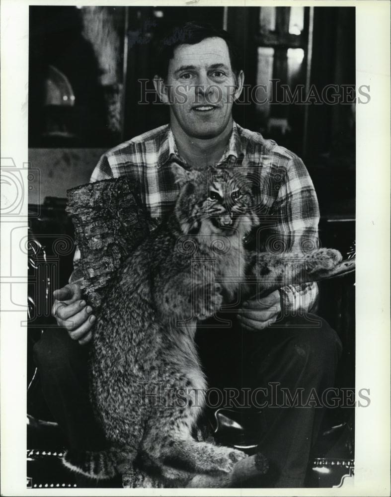 1986 Press Photo New Hampshire Trapper Harold Webster Poses With Stuffed Bobcat - Historic Images