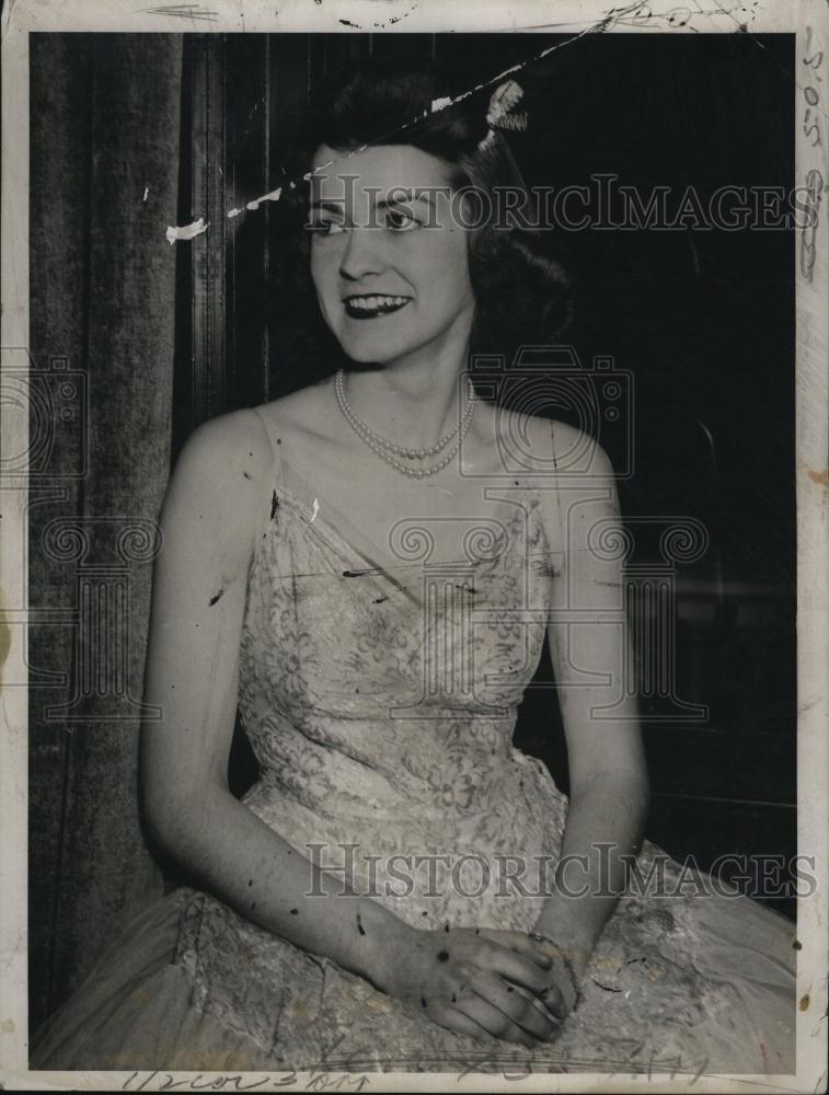 1941 Press Photo Helen Mitchel of Newton makes her debut - RSL83379 - Historic Images