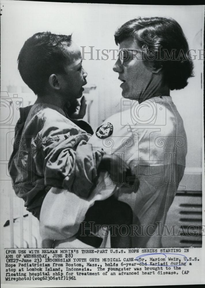 1961 Press Photo Dr Marion Weir, USS Hope pediatrician, working in Indochina - Historic Images