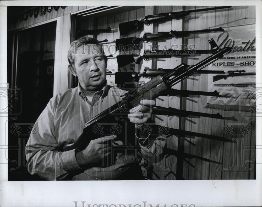 1989 Press Photo Wain Roberts, Gun Dealer, AK 47, Weapons - RSL99823 - Historic Images