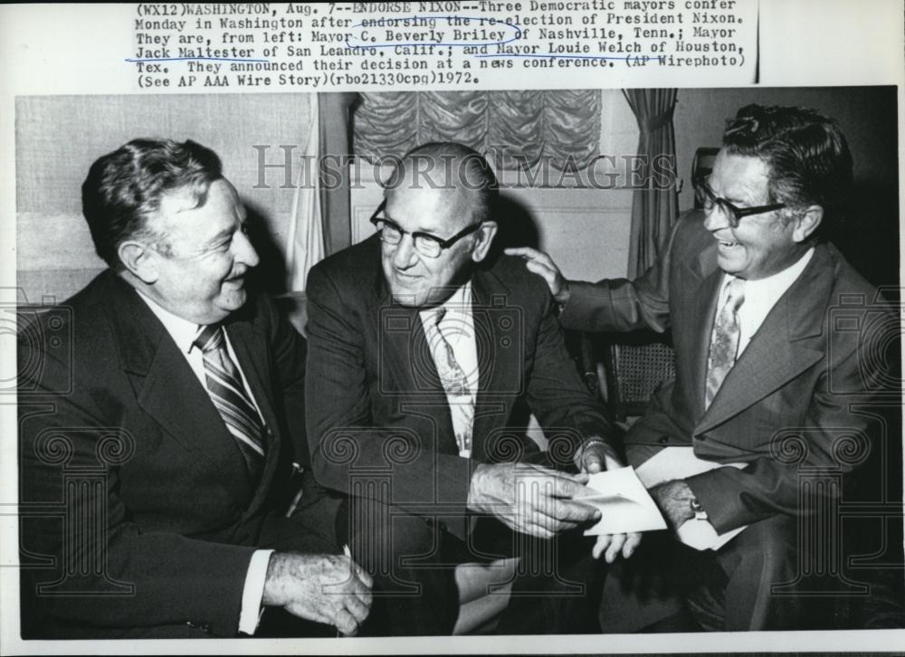 1972 Press Photo Democratic Mayors confer C B Briley, Jack Maltester &amp; LWelch - Historic Images