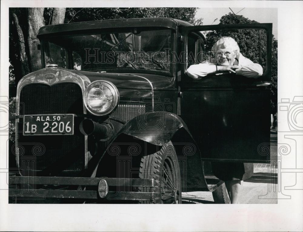 1962 Press Photo Mrs Bertie Henderson With An Old 1930 Model A Ford - RSL67149 - Historic Images