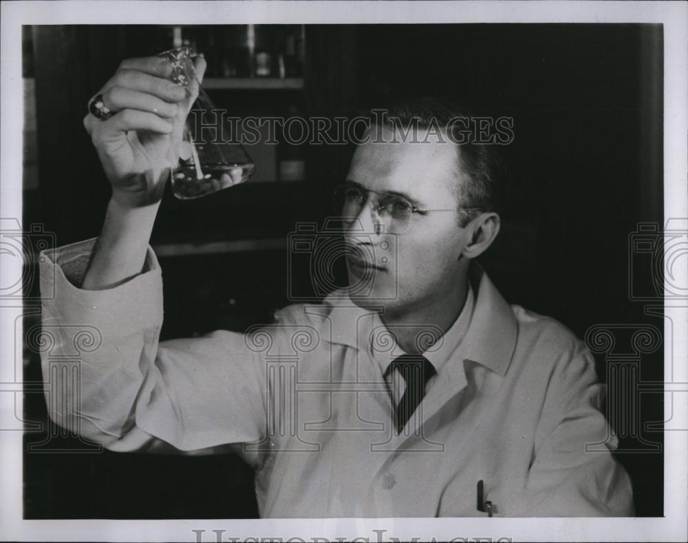 1954 Press Photo Dr Chester F koda of Syracuse Univ, NY - RSL86049 - Historic Images