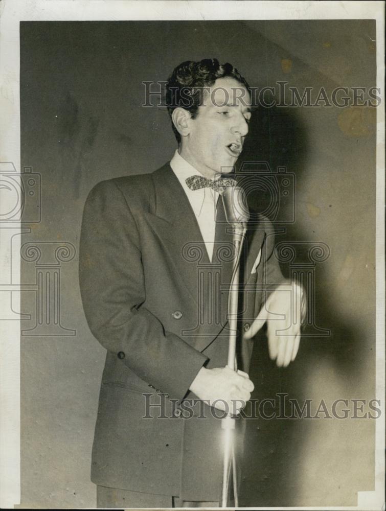 1944 Press Photo Buddies Club Artie Dann Entertainer at the microphone - Historic Images